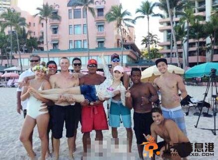 “阔太”胡静夏威夷度假 被8名半裸男子公主抱