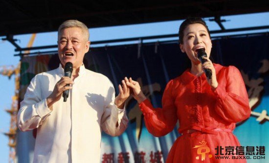 赵本山谭晶牵手合唱《夫妻双双把家还》