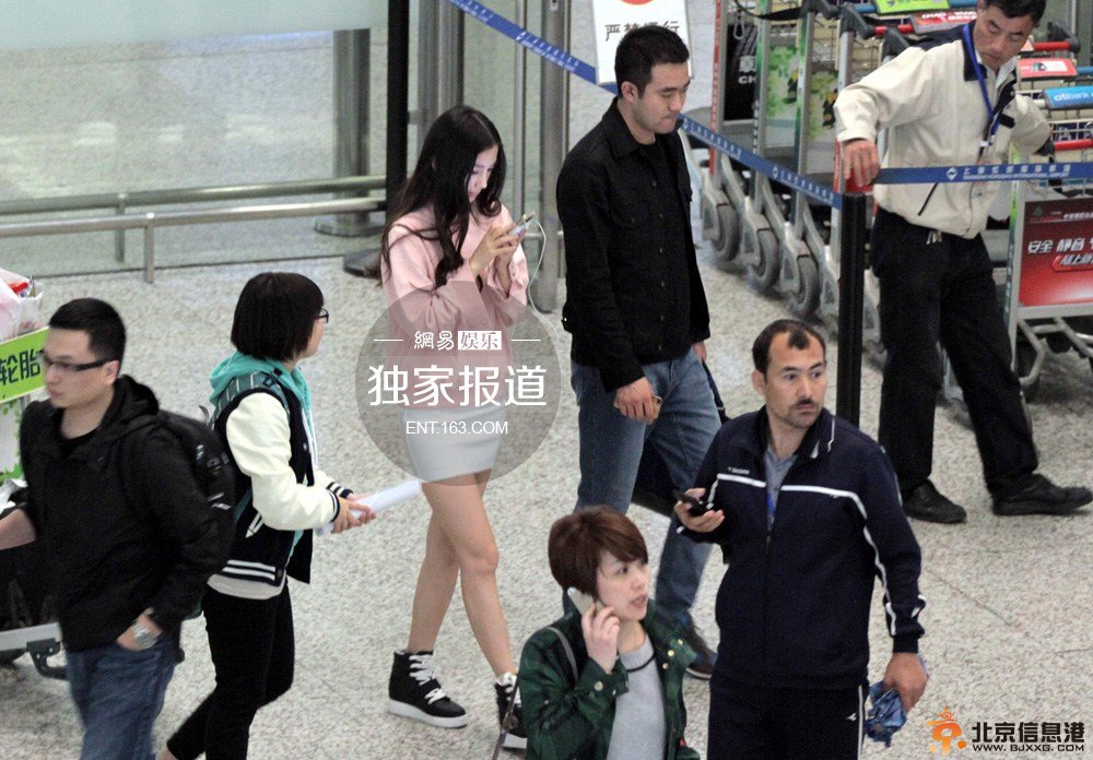 Angelababy着紧身小短裙现身机场