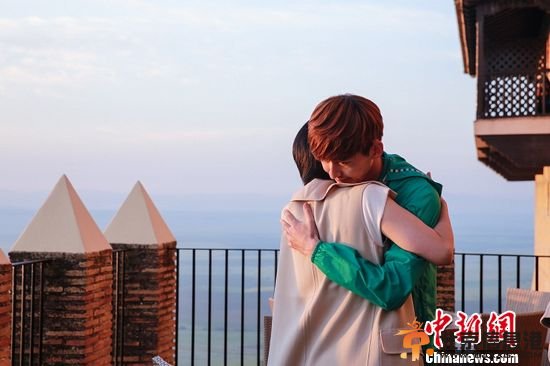 许晴提前离开《花少》剧组 与张翰拥抱告别(组图)