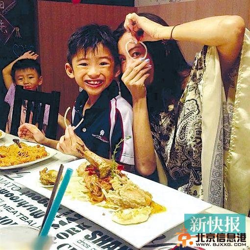 张柏芝带儿子享受美食拿洋葱搞怪自拍（图）
