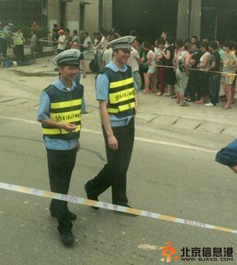 没人性！水泥车撞人协警笑开花 死者家属跪地痛哭