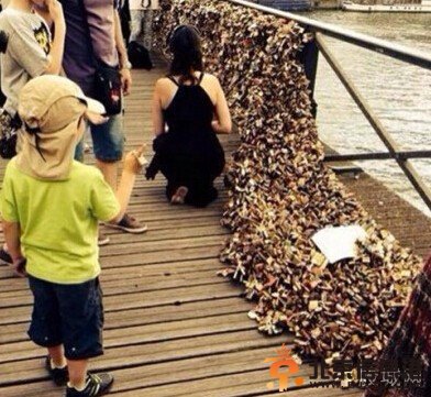 巴黎爱情桥垮塌 同心锁太多不堪重负已经承受不起爱情的重量了