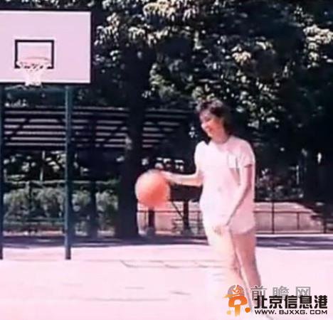 王祖贤打<a href='http://www.bjxxg.cn/sports/lanqiu/' target='_blank'><u>篮球</u></a>视频曝光 早年三级片露乳照遭扒近照惊悚