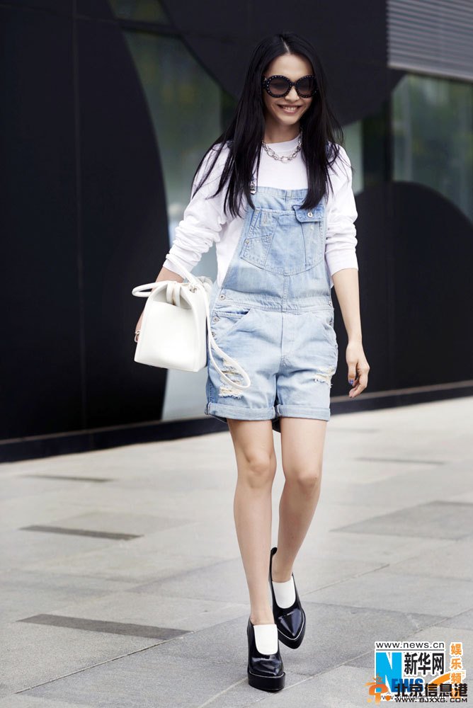 姚晨英伦风格街拍曝光 演绎精英女性