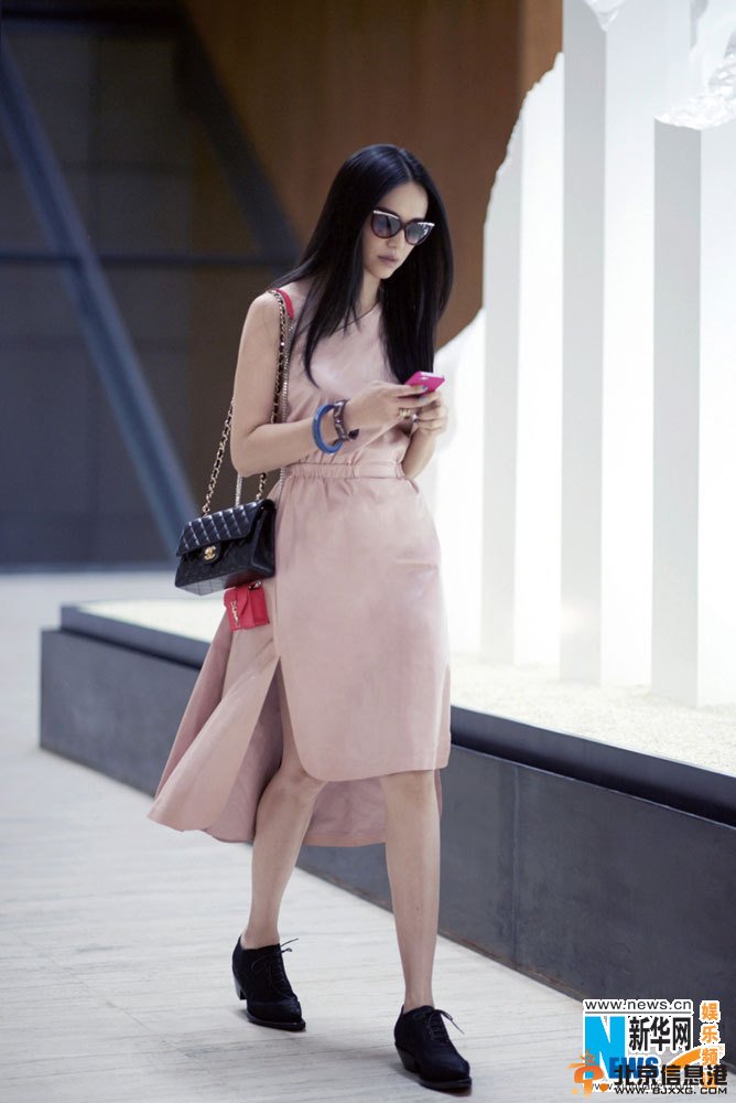 姚晨英伦风格街拍曝光 演绎精英女性