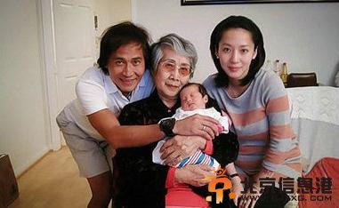 齐秦老婆孙丽雅再生二胎 齐秦与老婆孩子全家福照片曝光