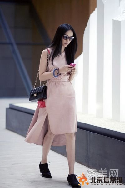 长腿姚晨英伦风格街拍照曝光 俏皮可爱减龄时髦【组图】　