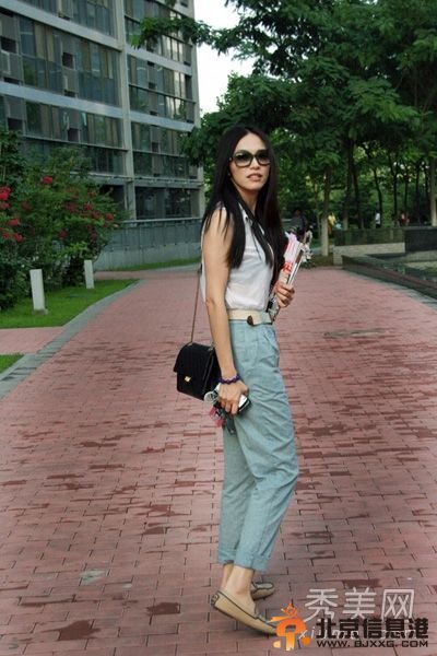 长腿姚晨英伦风格街拍照曝光 俏皮可爱减龄时髦【组图】　