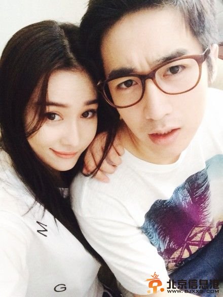 张馨予晒和亲弟弟合影