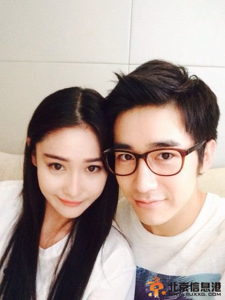 张馨予姐弟亲密合影