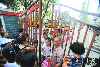 昨天下午，家长们在校门口接孩子放学。