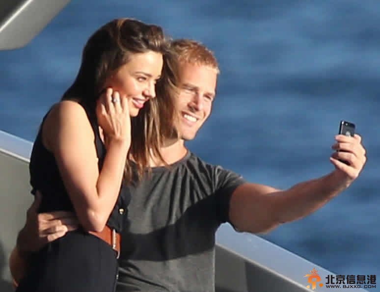 天使超模米兰达可儿幽会高富帅身材走样遭批荡妇