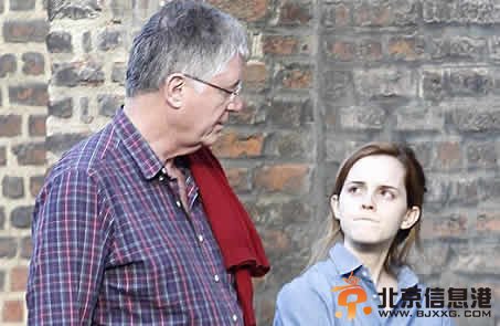 《哈利波特》艾玛沃特森素颜街头勾引大学教授遭批