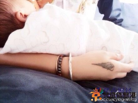 杨幂女儿侧面照首曝光 小糯米美丽可爱让