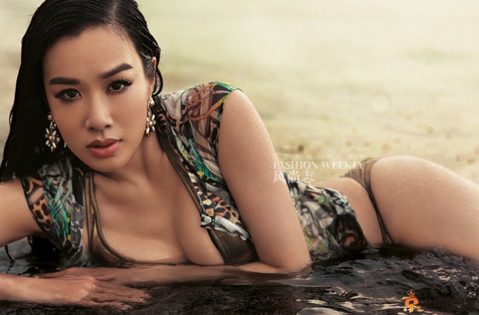 钟丽缇泳装大片尽显性感女神风姿 43岁辣妈不老