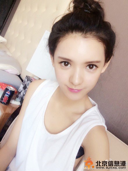 <a href='http://www.bjxxg.cn/ent/dianying/' target='_blank'><u>电影</u></a>版《泡沫之夏》海报公布 女一号尹夏沫扮演者张予曦资料照片微博