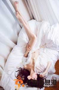 梦妮gabby整容后 发大尺度性感艳照图片