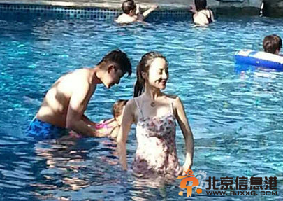 贾乃亮携妻儿海南度假 李小璐泳装秀身材