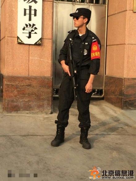 <a href='http://www.bjxxg.cn/edu/gaokao/' target='_blank'><u>高考</u></a>执勤特警帅哭网友 长腿型男制服范儿