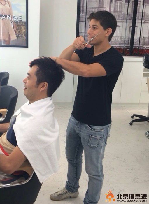 孔卡亲自为段暄理发