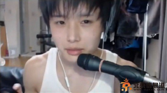 小伙化装成女中学生视频走红 高超化妆技巧女子自愧不如