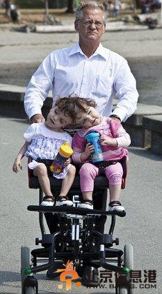 外公推着婴儿车带姐妹俩出去玩