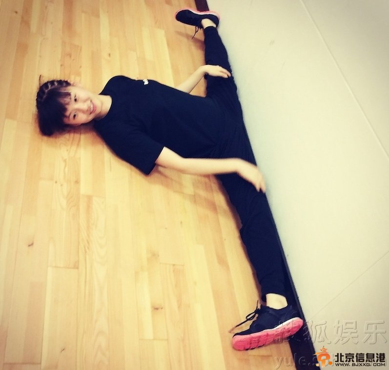 小彩旗清纯出演话剧版静秋 头次说台词很紧张 