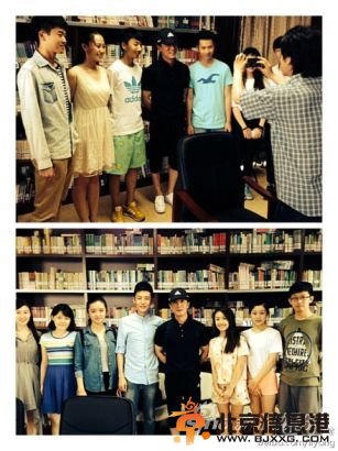 学生们争相和李咏合影