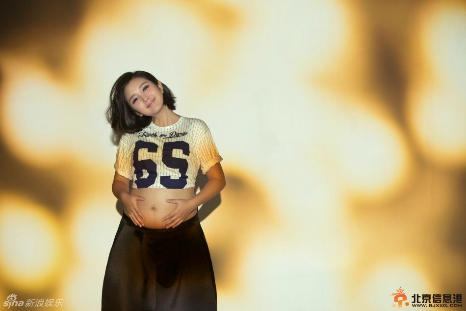 何洁怀孕大肚照曝光 准妈妈甜蜜待产