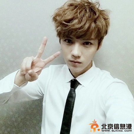 EXO鹿晗推特西装自拍显魅力 朴灿烈变身噜噜米萌翻粉丝
