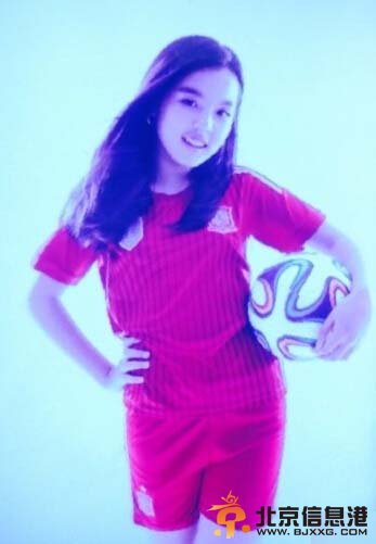 李咏女儿变身足球宝贝 亭亭玉立清纯十足