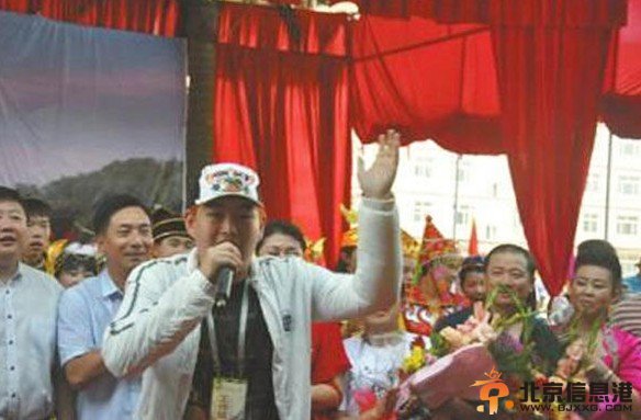 赵本山儿子下乡首登舞台 羞涩坦言：我是农民的孩子