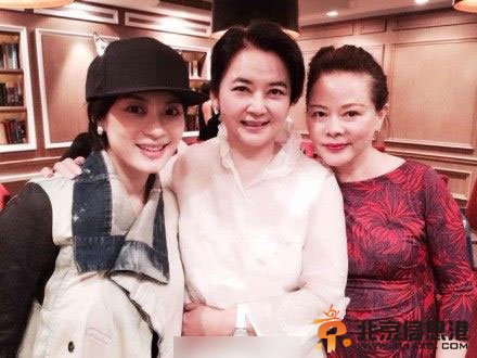 孙俪姨奶竟是胡慧中晒童年合影 网友羡慕邓超幸福：娶了美老婆 儿女双全