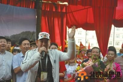 赵本山儿子下乡为何能上头条？朴素热情接地气儿受人喜爱