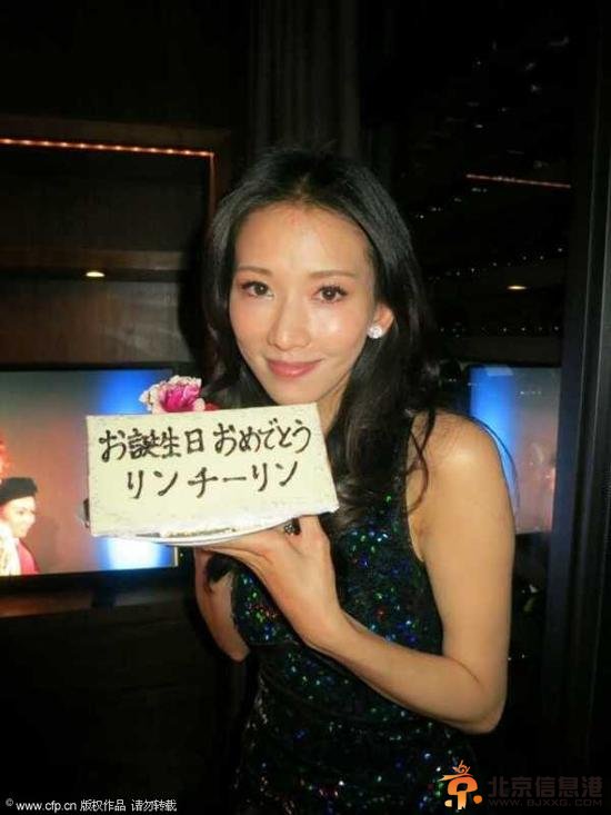 林志玲日本友人为其庆生甜蜜喂蛋糕幸福满满