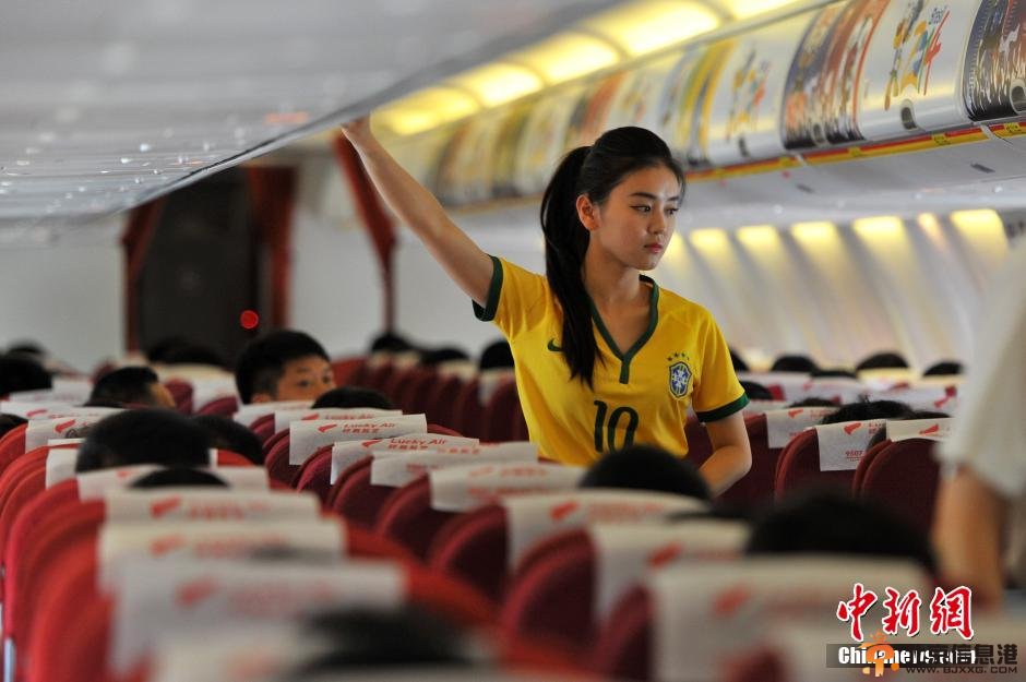 空姐变身<a href='http://www.bjxxg.cn/sports/zuqiu/' target='_blank'><u>足球</u></a>宝贝 万米高空点燃“世界杯激情”