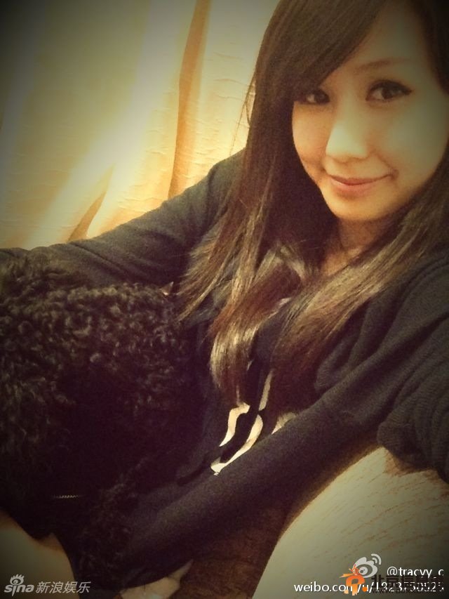 柯震东新欢女友Tracy海量私照曝光 长发披肩清纯可爱