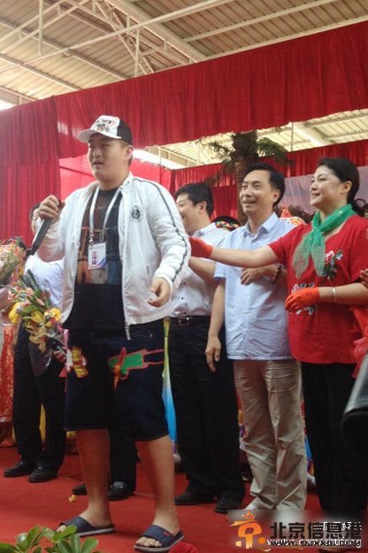 赵本山儿子大牛近照曝光 身形健硕农民范