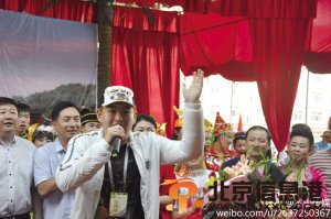 赵本山儿子下乡 参与公益演出自称是农民的儿子