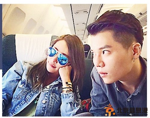 萧亚轩上传与男设计师的合照，似要向柯震东示威。图片来源：香港“明报”