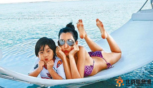 林志颖老婆陈若仪穿比基尼晒海边照片 陈若仪与Kimi卖萌合照公开