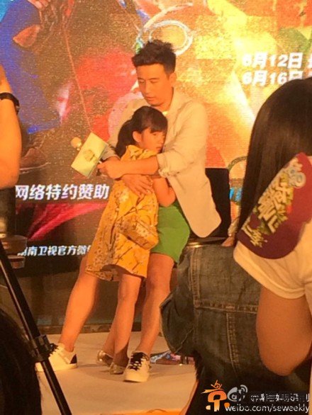 爸爸去哪儿第二季<a href='http://www.bjxxg.cn/news/beijing/' target='_blank'><u>北京</u></a>发布会现场高清大图 黄多多为黄磊真被父亲节礼物