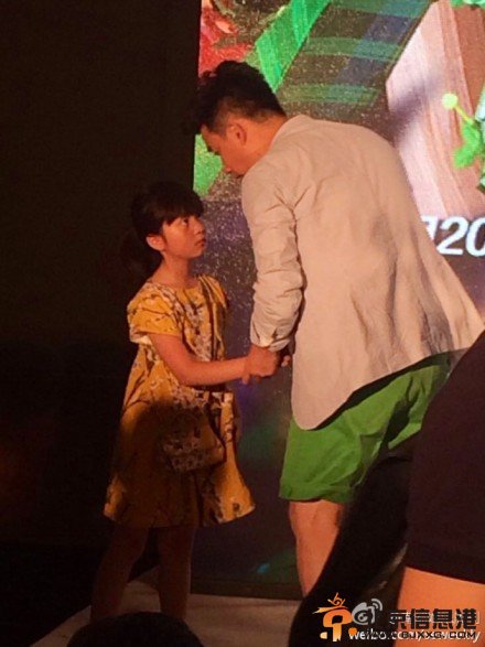 爸爸去哪儿第二季北京发布会现场高清大图 黄多多为黄磊真被父亲节礼物