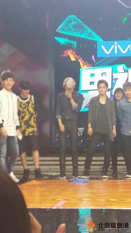 EXO快乐大本营录制现场花絮图 EXO成员Kai的身材获赞