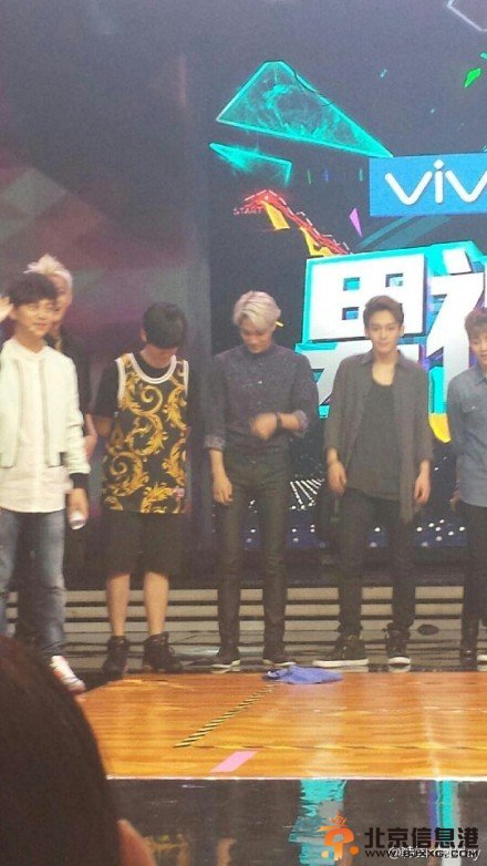 EXO快乐大本营录制现场花絮图 EXO成员Kai的身材获赞