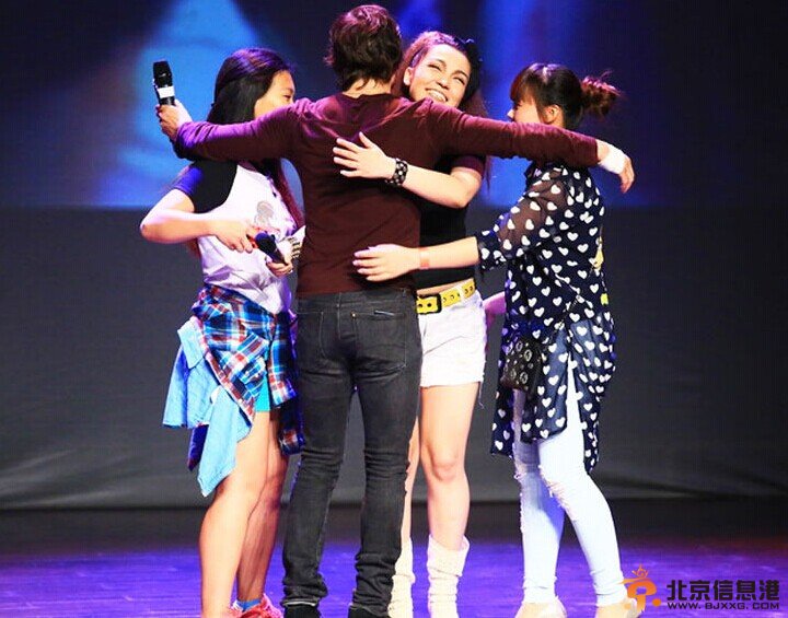 《吸血鬼日记》Damon扮演者伊恩空降上海 与粉丝热吻和交杯酒