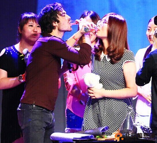 《吸血鬼日记》Damon扮演者伊恩空降上海 与粉丝热吻和交杯酒