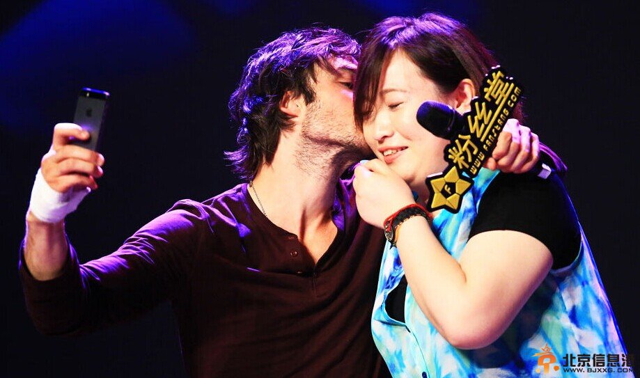 《吸血鬼日记》Damon扮演者伊恩空降上海 与粉丝热吻和交杯酒