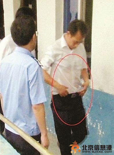 被泼洒汽油的镇党委副书记王林华走出现场